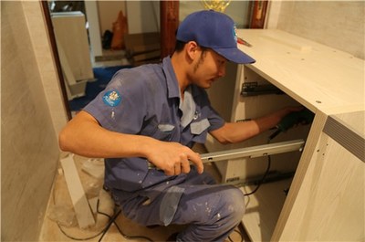 實(shí)木家具開裂，看看家具維修師傅怎么說